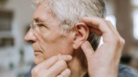 man met hoortoestel