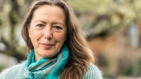 oudere vrouw met sjaal