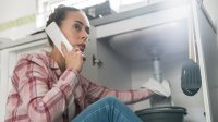 Vrouw belt loodgieter omdat waterleiding lekt
