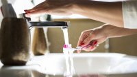 Waterkraan loopt tijdens het tanden poetsen