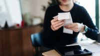 Vrouw checkt bonnen voor garantie