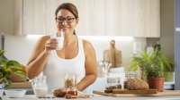 vrouw drinkt melk