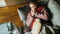 vrouw ziek op de bank