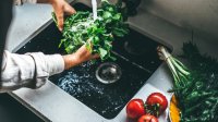 Groente wassen onder de kraan