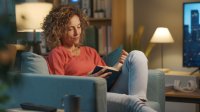 Vrouw leest boek