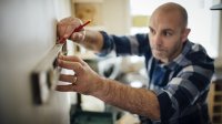 Man is aan het klussen in de keuken