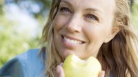 vrouw eet appel