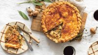 Hartige taart met kip en paddenstoelen