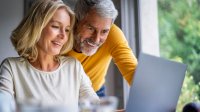 Man en vrouw samen achter de computer
