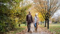 stel wandelt buiten met hond in de herfst