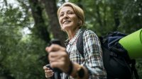 Vrouw aan het hiken in het bos