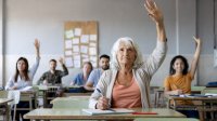 Oudere vrouw steekt hand op
