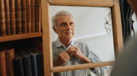 Man kleedt zich aan voor de spiegel