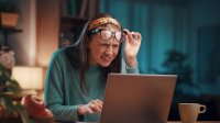 Vrouw bezig met laptop