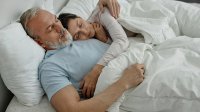Koppell slapend in bed