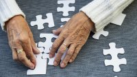 oudere vrouw puzzelt