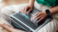 Vrouw is bezig op de computer