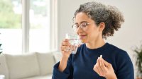 Vrouw neemt pil