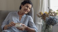 Vrouw drinkt thee