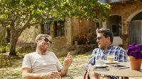 Mannen genieten van de zon in Spanje