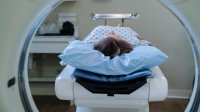 Vrouw ligt op tafel voor een bodyscan