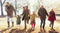 Opa en oma op herfstwandeling 