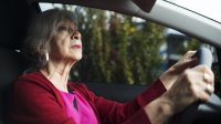 oudere vrouw rijdt auto