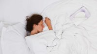 vrouw ligt met verkoudheid in bed