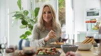 Vrouw zit aan de dinertafel