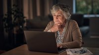 Vrouw bezig op laptop in de avond