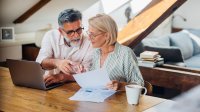 ouder koppel bekijkt rekeningen