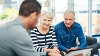Ouder koppel praat met adviseur over pensioen