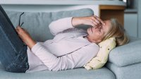 oudere vrouw ziek op de bank