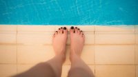 blote voeten bij het zwembad