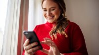 Vrouw is op de telefoon bezig met Whatsapp
