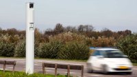 Auto rijdt langs flitsapparaat en ontvangt verkeersboete