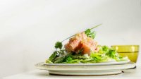 Vietnamese maaltijdsalade met gepocheerde zalm