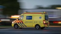 Een ambulance rijdt in volle vaart naar iemand in nood