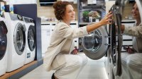 vrouw van 50-plus koopt wasmachine