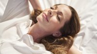 fitte vrouw slaapt lekker