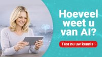 Vrouw van middelbare leeftijd kijkt glimlachend naar een tablet; rechts de tekst “Hoeveel weet u van AI?” met een knop “Test nu uw kennis”.