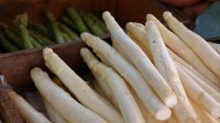 Asperges in een houten box