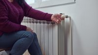 Gasprijs vrouw zit bij de radiator