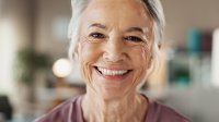 oudere vrouw met mooie lach