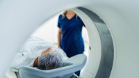 man in een mri-scan begeleiding van verpleegkundige