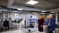 Koningin Máxima zet bezoek voort bij elektronicabedrijf in Leek