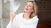 Vrouw met groot wijnglas