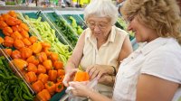 senior doet boodschappen