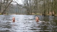 Hella en Ewout in het water