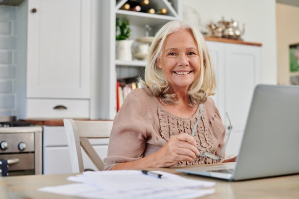 Energiecontract vrouw achter laptop